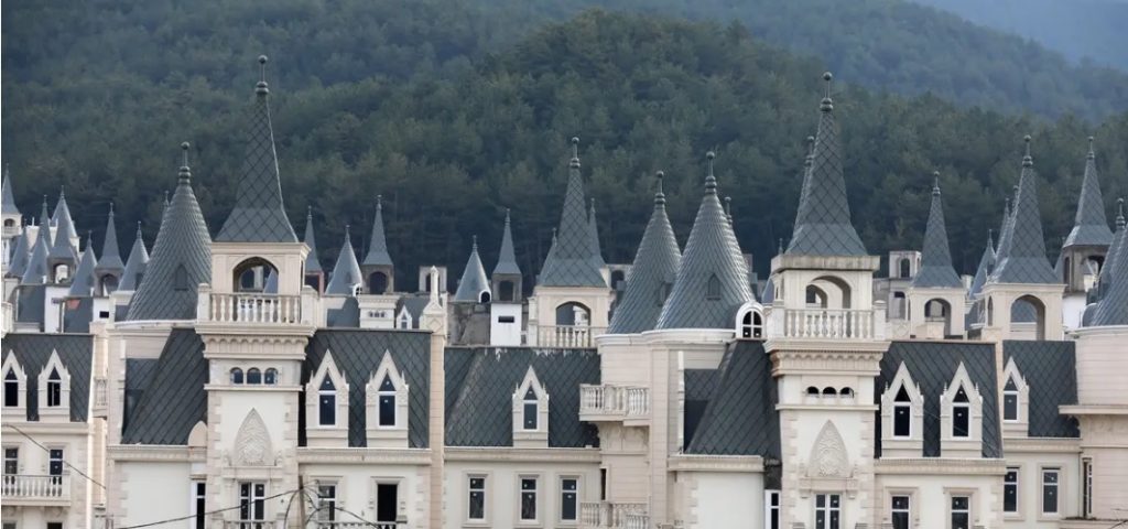  قلعه‌هایی شبیه دیزنی لند  و خالی از سکنه درترکیه. ساخت وساز