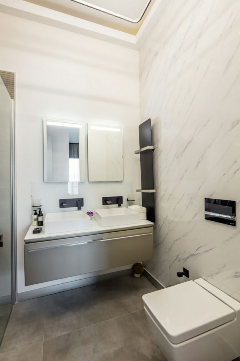 marina 24 12 768x1153